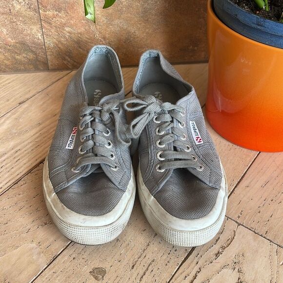 Superga Women's 2750 Classic Lace-up Canvas Sneaker
Size EU39.5 US7 - Picture 2 of 15